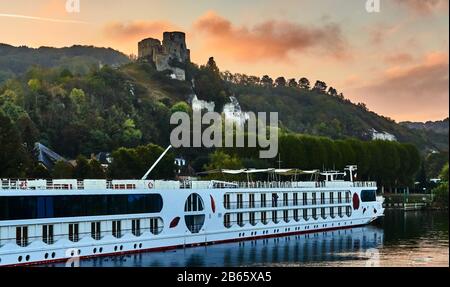 Croisière ferry le long de la Seine au lever du soleil, le Château Gaillard surplombant la vallée de la Seine, près de la ville des Andelys, département, Normandie, France. Le Château Gaillard est un château médiéval ruiné. Il a été construit vers la fin du XIIe siècle sous Richard le coeur de Lionheart qui était à cette époque le duc féodal de Normandie, et le roi d'Angleterre. Banque D'Images