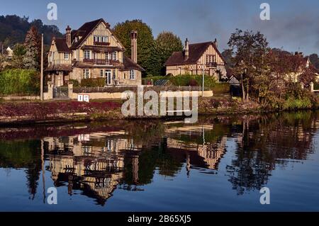 En automne, la Seine, Riverbank en Normandie, France, Bas Cléon, chaumière traditionnelle normandique Banque D'Images