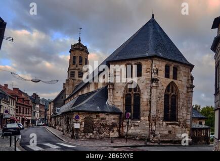 Église Saint-Léonard et son clocher avec dôme 1760 dans la ville de Honfleur et son clocher de 1760 avec dôme dans la rue Saint-Léonard, ville de Honfleur dans la région normande de France. La ville était un favori de nombreux artistes, et du musicien Erik Satie, et bénéficie aujourd'hui d'une industrie touristique d'été florissante, attirée par ses marchés en plein air, sa culture, ses cafés et son architecture d'époque. Banque D'Images