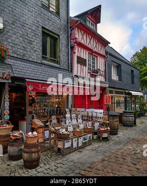 Maisons normandes à colombages typiques, rues de galets de la vieille ville de Honfleur.France Banque D'Images