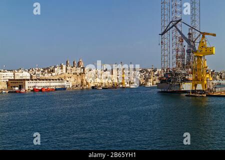 Le bord de mer occupé à China Dock avec ses diverses installations portuaires et Navires d'approvisionnement offshore amarré contre le Quayside. Banque D'Images