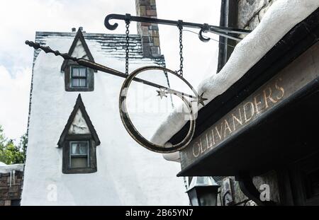 Ollivander's shop The Wizarding World of Harry Potter, Universal Studios Orlando, Floride. Beau panneau en bois avec une baguette et Hogsmeade Banque D'Images