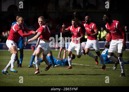 Les joueurs de Salford City célèbrent avec le défenseur Carl Piergianni après son but dans le jeu de la Ligue nationale demi-finale contre Eastleigh. Banque D'Images