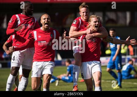 Les joueurs de Salford City célèbrent avec le défenseur Carl Piergianni après son but dans le jeu de la Ligue nationale demi-finale contre Eastleigh. Banque D'Images