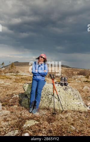 Femme randonnée dans les montagnes avec chaussures et bâtons de randonnée sur les montagnes Banque D'Images