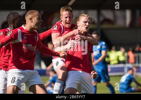 Les joueurs de Salford City célèbrent avec le défenseur Carl Piergianni après son but dans le jeu de la Ligue nationale demi-finale contre Eastleigh. Banque D'Images