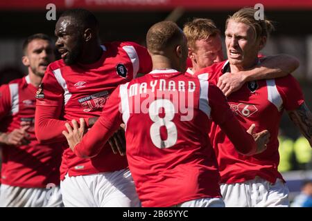 Les joueurs de Salford City célèbrent avec le défenseur Carl Piergianni après son but dans le jeu de la Ligue nationale demi-finale contre Eastleigh. Banque D'Images