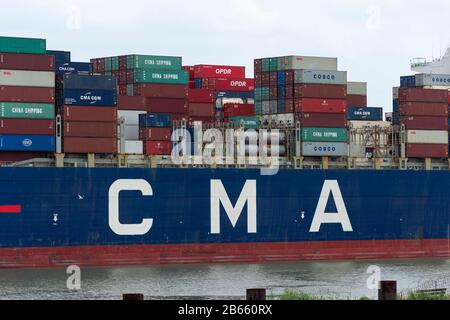 Doel, Belgique, 21 juillet 2019 gros plan du navire à conteneurs CMA CGM qui quitte le port d'Anvers Banque D'Images