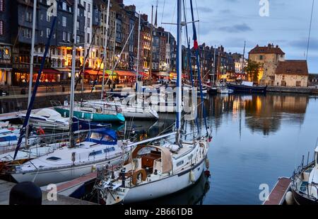 France, maisons normandes à colombages typiques à Sainte Catherine quai de la vieille ville de Honfleur. Banque D'Images