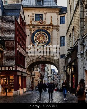 La France, la Normandie, , la Seine Maritime Rouen, , les bâtiments à colombages bordent les rues de la cité médiévale de Rouen, et le gros-Horloge – une horloge astronomique du XIVe siècle – décorent le centre de Rouen, Banque D'Images