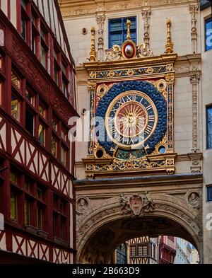 La France, la Normandie, , la Seine Maritime Rouen, , les bâtiments à colombages bordent les rues de la cité médiévale de Rouen, et le gros-Horloge – une horloge astronomique du XIVe siècle – décorent le centre de Rouen, Banque D'Images