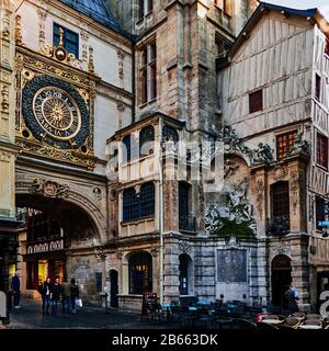 La France, la Normandie, , la Seine Maritime Rouen, , les bâtiments à colombages bordent les rues de la cité médiévale de Rouen, et le gros-Horloge – une horloge astronomique du XIVe siècle – décorent le centre de Rouen, Banque D'Images