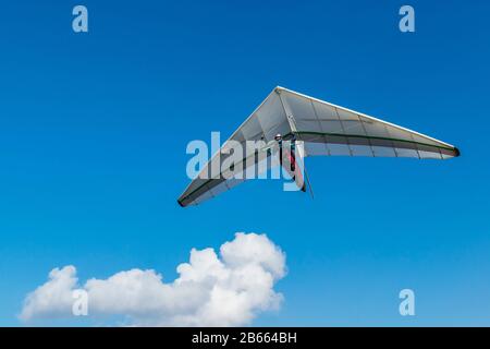 Accrochez l'aile glissante et le ciel bleu avec nuage blanc. Le rêve de voler est devenu réalité. Banque D'Images