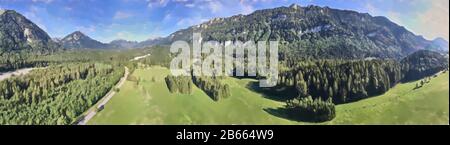 Illustration des aquarelles : paysage culturel dans les Alpes avec prairies et pâturages entre hautes montagnes et collines, panorama composite Banque D'Images