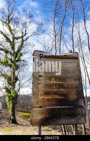 Panneau brûlé sur la route après un incendie de forêt à Monchique, Portugal. Portimao, Monchique, Alcaria Do Peso Banque D'Images