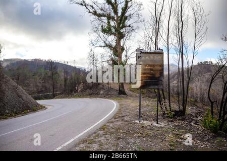Panneau brûlé sur la route après un incendie de forêt à Monchique, Portugal. Portimao, Monchique, Alcaria do Peso, nom du village, poids. Banque D'Images