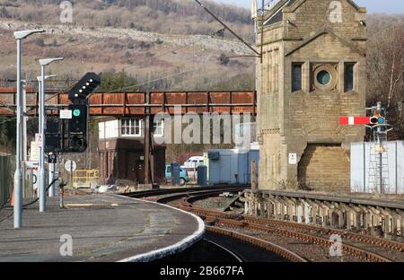 Signal plume, feu vert à l'extrémité de la gare de Carnforth plate-forme 2 indiquant la direction du trajet pour le prochain train sortant de la gare, 2 mars 2020. Banque D'Images