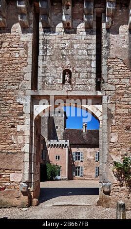 Europe, France , Bourgogne-Franche-Comté, département, parmi les vignobles, le Château de Rully est une forteresse édienne construite au XIIe siècle. Entrée par le reste du pont-levis Banque D'Images