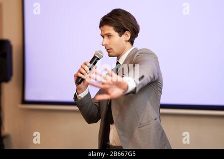 Homme d'affaires ayant un discours pendant la conférence Banque D'Images