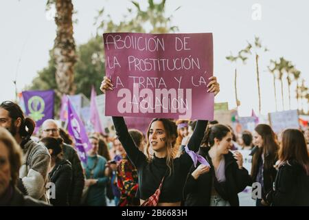 Malaga, ESPAGNE - le 8 MARS 2020: Femme montrant la bannière féministe lors de la grève féministe à Malaga, Espagne, le 8 mars 2020. Banque D'Images