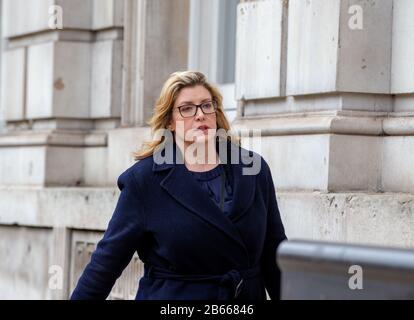 Penny Mordtante, Paymaster General et députée de Portsmouth North, arrive au Cabinet pour une réunion de la COBRA pour discuter de la pandémie de Coronavirus Banque D'Images