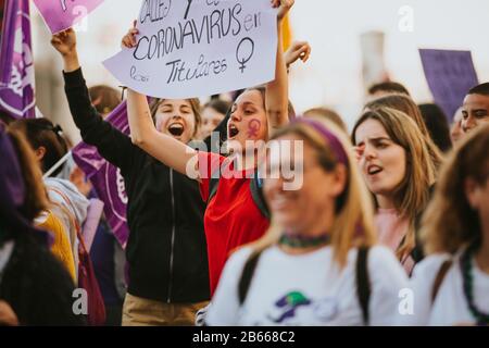 Malaga, ESPAGNE - le 8 MARS 2020: Femme montrant la bannière féministe lors de la grève féministe à Malaga, Espagne, le 8 mars 2020. Banque D'Images