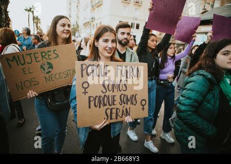 Malaga, ESPAGNE - le 8 MARS 2020: Femme montrant des bannières féministes lors de la grève féministe à Malaga, Espagne, le 8 mars 2020. Banque D'Images