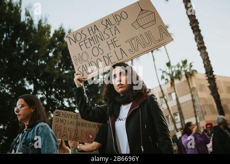 Malaga, ESPAGNE - le 8 MARS 2020: Femme montrant des bannières féministes lors de la grève féministe à Malaga, Espagne, le 8 mars 2020. Banque D'Images