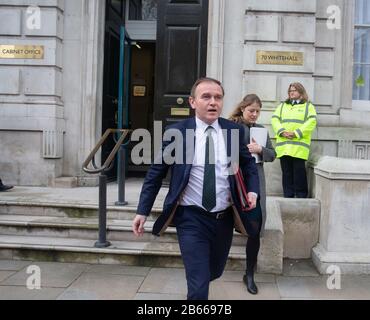 George Ejustice, secrétaire d'État à l'Environnement, à l'alimentation et aux Affaires rurales, quitte le Cabinet après une réunion d'urgence de la COBRA. Banque D'Images