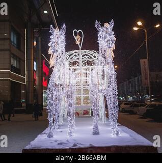 UFA, RUSSIE - 3 OCTOBRE 2016 décoration de Noël dans les rues d'une guirlande sous la forme d'un calèche de conte de fées dessiné par des chevaux Banque D'Images