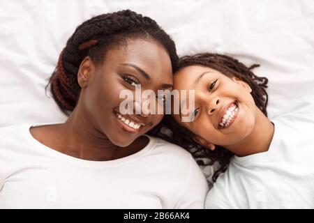 La famille Afro a passé un bon moment au-dessus de la vue Banque D'Images