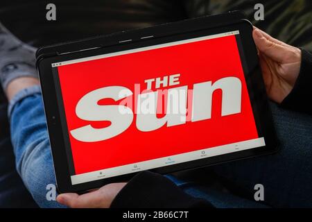 Bordeaux , Aquitaine / France - 11 27 2019 : le logo de la tablette Sun journal Screen Sign site web british Banque D'Images