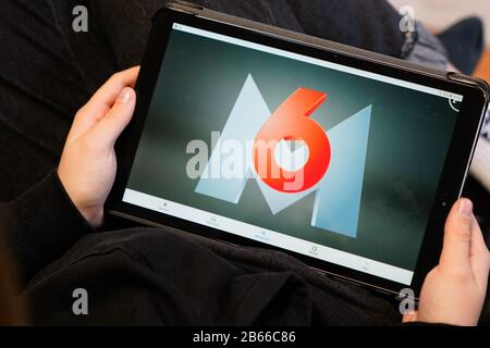 Bordeaux , Aquitaine / France - 11 25 2019 : logo M 6 s'affiche sur une tablette à l'écran service de télévision français Banque D'Images