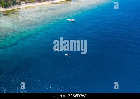 Vue sur les drones des Paddleboards de Stand Up (SUP) et les bateaux touristiques sur un beau récif tropical de corail Banque D'Images