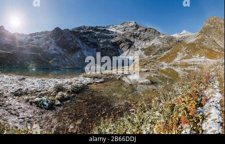 Lac alpin au coucher du soleil à l'automne. Arkhyz, Karachay-Cherkessia, Grand Caucase, Russie. Banque D'Images