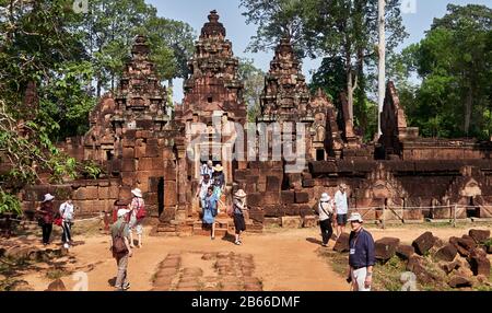 Cambodge, au nord d'Angkor, Cambodge. Banteay Srei (ou Banteay Srey, signifiant Citadelle des femmes) est un temple cambodgien du Xe siècle, construit en grande partie de grès rouge, et dédié au dieu hindou Shiva. Angkor était autrefois le siège de l'empire khmer, qui a prospéré d'environ le neuvième siècle au treizième siècle. Les ruines des temples d'Angkor sont un site classé au patrimoine mondial de l'UNESCO. Banque D'Images