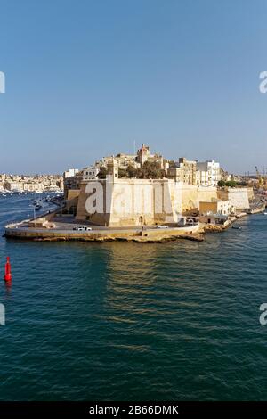 L'épi et sa bouée de navigation rouge associée devant lui, dans le port de Valetta sur l'île de Malte. Banque D'Images