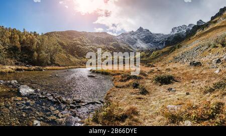 Lac alpin au coucher du soleil à l'automne. Arkhyz, Karachay-Cherkessia, Grand Caucase, Russie. Banque D'Images