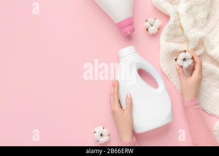 Femme prenant soin des vêtements en laine blanche avec éco-lavage Banque D'Images