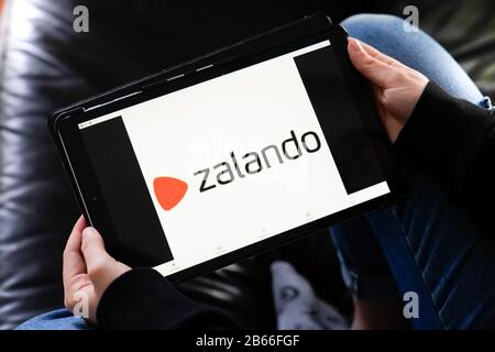 Bordeaux , Aquitaine / France - 11 25 2019 : zalando logo signer app sur écran tablette Banque D'Images