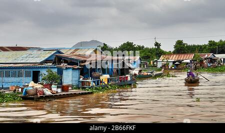 Tonle SAP River, Cambodge, Fish Farm dans le Kampong pendent des villages traditionnels sur la rive entre Phnom Penh et Kampong Tralach, bordant la province de Kandal et la province de Kampong Cham. Maison flottante. Banque D'Images