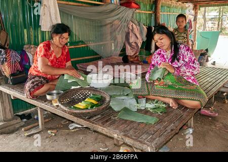 Cambodge, Siam Reap traditionnel Anmong Risei village de potter, LA PRÉPARATION DE REPAS DANS LA CUISINE Banque D'Images