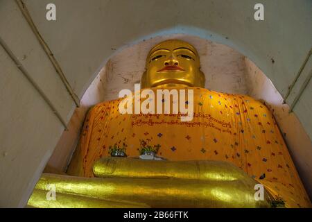 Grande statue de Bouddha dans le temple de Manuha en Birmanie bagan Banque D'Images