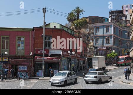 Vue sur une rue de la vieille ville de Valparaiso, au Chili Banque D'Images