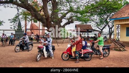 Cambodge, Siam Reap.école primaire dans le village de Koh Chen, retour à la maison Banque D'Images