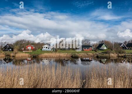 Petits cottages derrière les casiers de Sneum, Esbjerg Danemark Banque D'Images