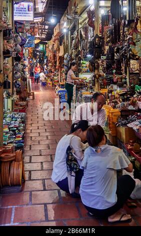 Asie , Phnom Penh la capitale cambodgienne , souvenirs à vendre, marché russe, Banque D'Images