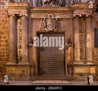 Portique principal de la Iglesia de Santiago (Almería, Andalousie, Espagne) Banque D'Images