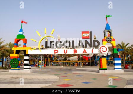 Dubaï / Émirats arabes Unis - 9 mars 2020 : entrée de Legoland dans les parcs et centres de villégiature de Dubaï. Parc aquatique Legoland. Banque D'Images