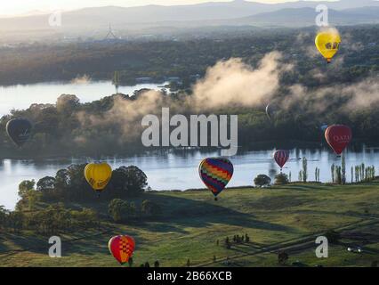 Canberra, Australie. 10 mars 2020. Des montgolfières sont visibles dans le ciel en 2020 Canberra Balloon Spectaculaire à Canberra, en Australie, le 10 mars 2020. Crédit: Chu Chen/Xinhua/Alay Live News Banque D'Images